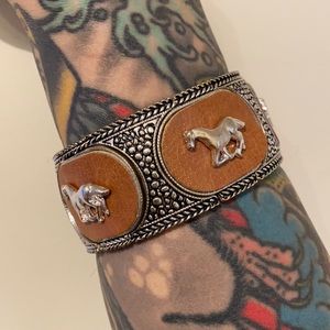 Adjustable horse bracelet